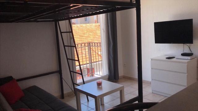 Raphael 20 Apartment