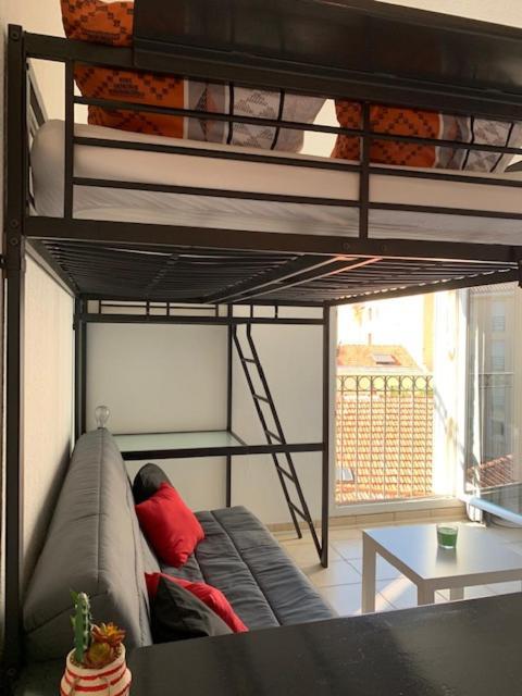 Raphael 20 Apartment