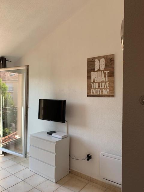 Raphael 20 Apartment